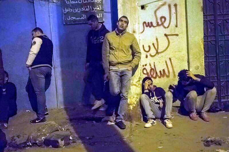 مشجعين مذهولين خارج مشرحة زينهم بالقاهرة بعد المأساه. 