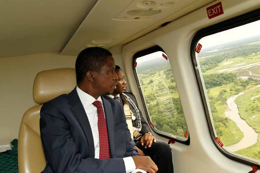 Président Edgar Lungu lors d'une visite en hélicoptère du Parc national du sud de la région du Luangwa pendant les vacances, deux semaines après sa prise de fonctions. Photo utilisée avec la permission de Salim Henry / shenpa.