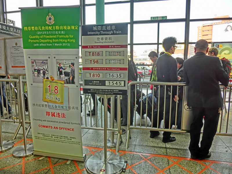 Предупреждение об ограничении по норме вывоза порошкового детского питания на вокзале железной дороги Гуанчжоу-Коулун станции Хун Хом, 2013 г. Википедия.