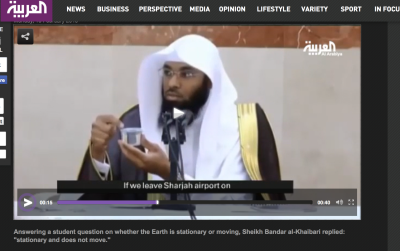 El clérigo saudí Sheikh Bandar al-Khaibari dice en un vídeo de YouTube que la tierra está inmóvil y no rota alrededor del Sol. La televisión Al Arabiya, de capital saudí, aireó la historia después de que se hiciera viral en los medios sociales, haciéndola llegar a miles de espectadores de todo el mundo. Captura de pantalla del vídeo de Al Arabiya TV