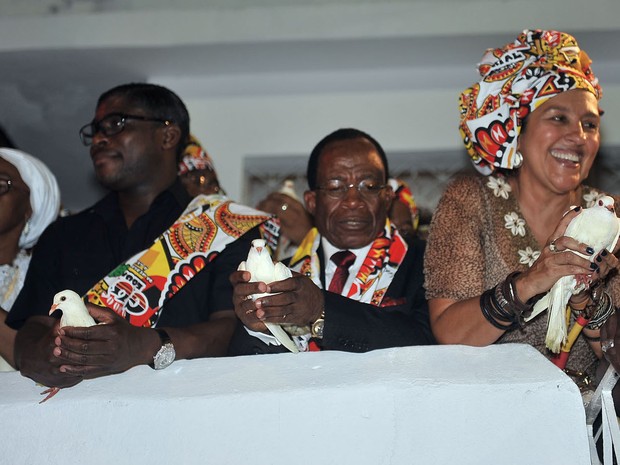 El hijo de Obiang en el homenaje del bloco afro Ile Aiye a Guinea Ecuatorial durante el carnaval de Salvador de 2013, junto a la famosa presentadora brasileña Regina Casé. Imagen de Beto Jr/Agecom Salvador