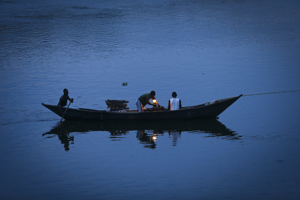 La pêche de nuit avec lampe à pétrole est répandue en Ouganda. Photo utilise avec permission.