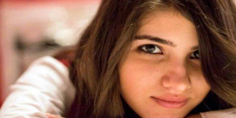 20letá studentka Özgecan Aslan, která byla unesena a zabita v tureckém městě Mersin. Široce sdílená fotografie.