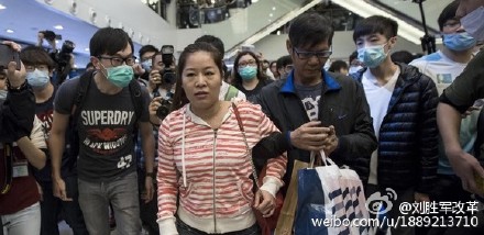 Многие Интернет-пользователи из континентального Китая считают оскорбительными фото, на которых демонстранты указывают пальцем на китайских туристов. Фото 