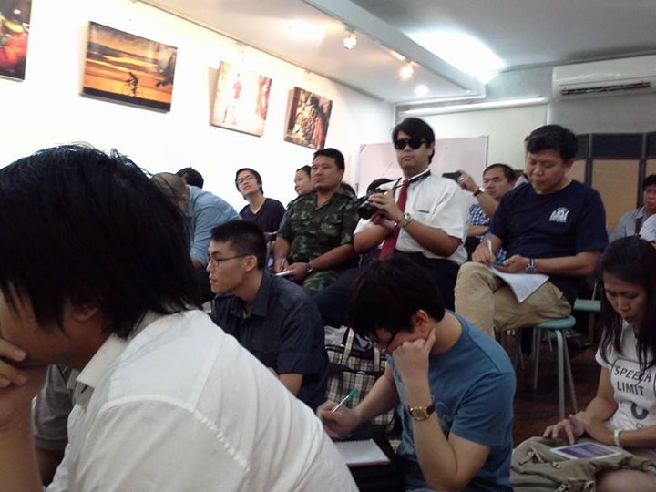 Vojáci a vládní agenti se účastnili fóra o navrhovaných zákonech o kyberzločinu. Fotografie z facebookové stránky knihovny Santi Pracha Dhamma.