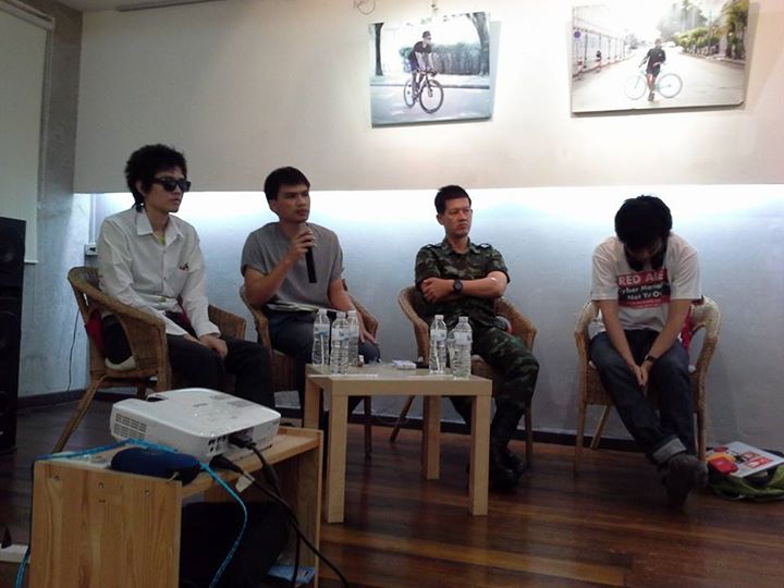 A soldier attended a civil society seminar on Internet freedom and volunteered himself as a speaker in the panel. Photo from the Facebook page of  Santi Pracha Dhamma Library.