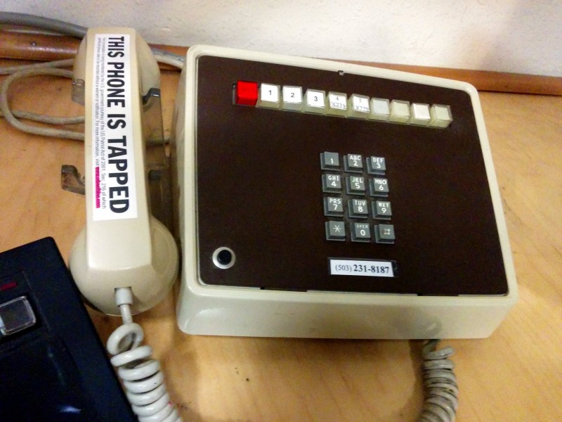 «Este teléfono está intervenido». Foto de Cory Doctorow, CC-BY-SA 2.0