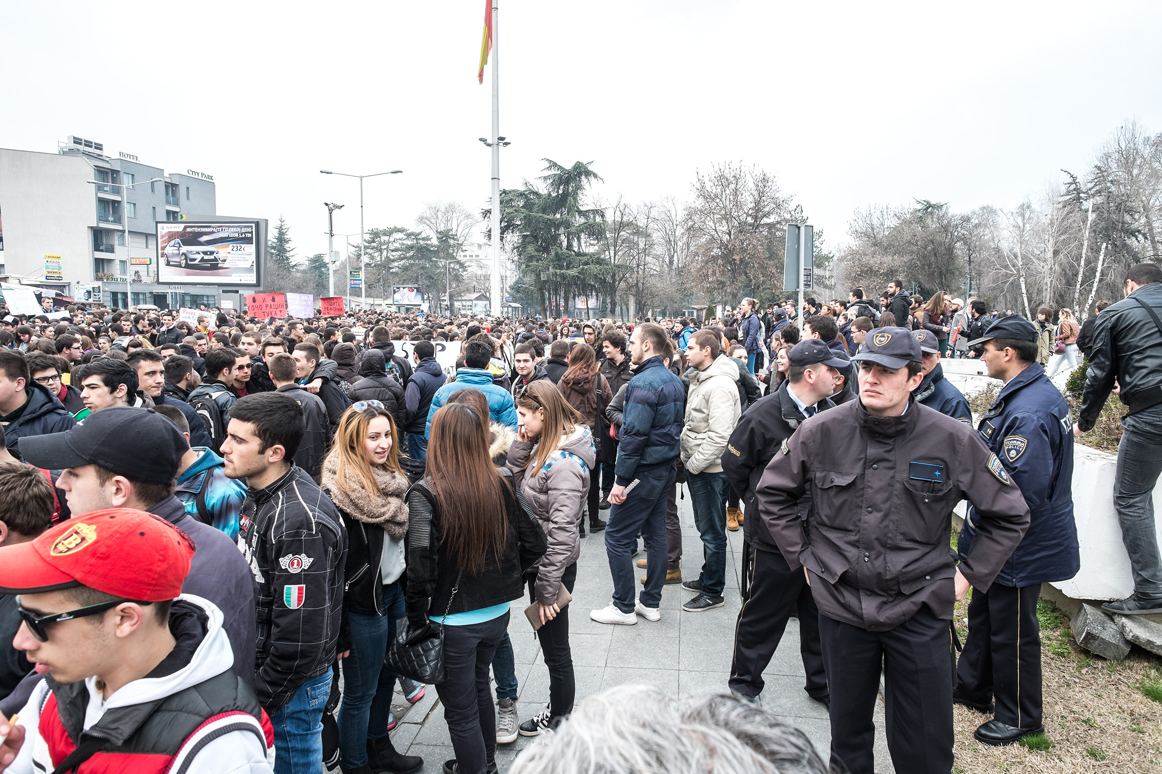 Сотни старшеклассников собрались для протеста в Скопье 21 марта 2015 года, а в совокупности тысячи собрались в других городах по всей стране.