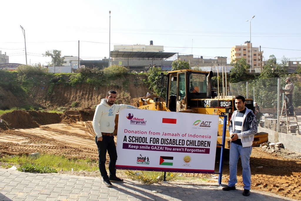 El Dr. Basel Abuwarda y Mostafa Asi ante las obras de construcción de la escuela. Foto de Save Gaza Project