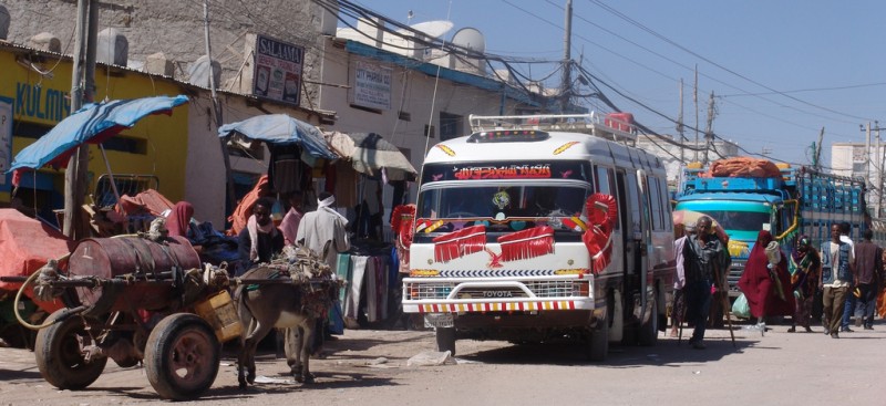 Des bus à Hargeisa, Woqooyi Galbeed, Somalia. Photo de l'utilisateur de Flickr Charles Roffey. CC BY-NC-SA 2.0