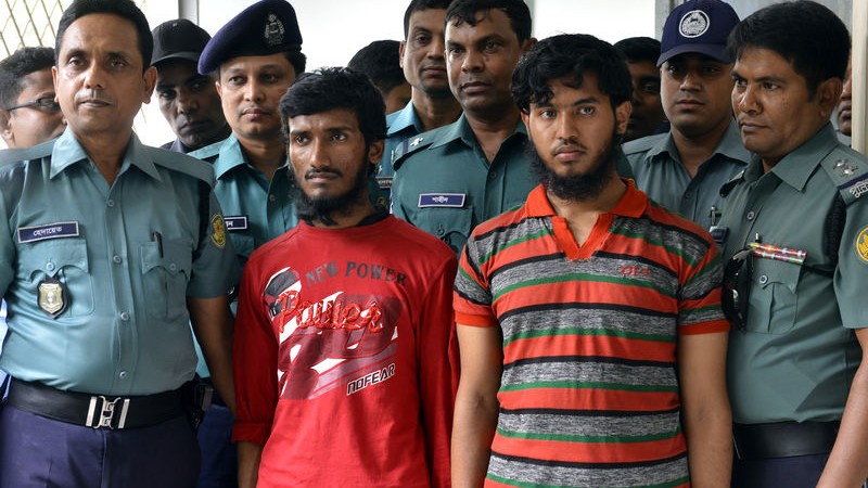 La policía bangladesí ha detenido a dos hombres, supuestos estudiantes religiosos, por el apuñalamiento del bloguero Washiqur Rahman, de 27 años, en Dacca, Bangladés. Imagen de Sony Ramany. Derechos de autor: Demotix