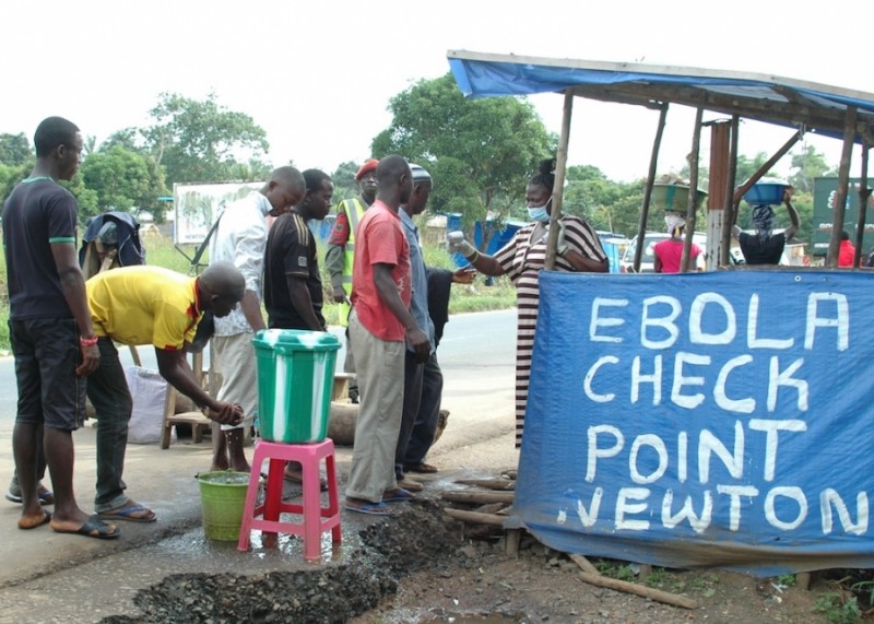 La journaliste Tulip Mazumdar de la BBC a voyagé à travers les pays d'Afrique de l'Ouest touchés par le virus Ebola pour voir comment les autorités locales géraient la situation. Crédit: Tulip Mazumdar. Publiée avec l'autorisation de PRI.