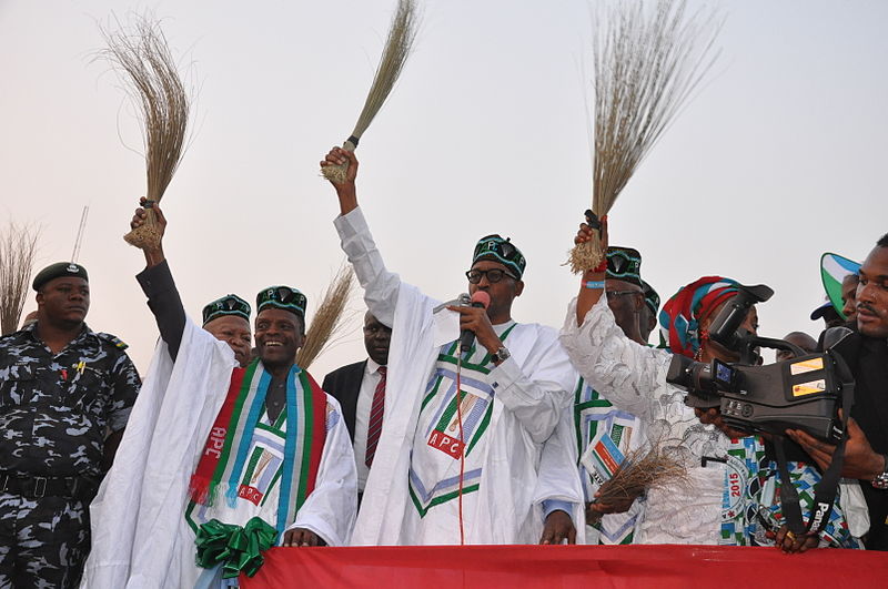 The main opposition presidential candidate General Muhammad Buhari holding a broom in one of his campaign rallies. Photo released under Creative Commons by Flickr user Heinrich-Böll-Stiftung.