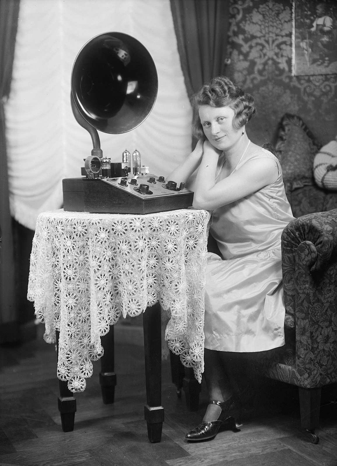 Rosswein, Saxony, in 1928: Hulda Hanisch in her living room. From the SLUB Dresden Deutschen Fotothek. CC-BY-SA-4.0