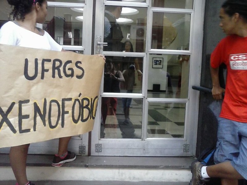 Les étudiants protestent devant un bâtiment à l'Université de Rio Grande do Sul (UFRGS) sur Février 23. Le signe lit: "xénophobe UFRGS". Photo: barricadas Abrem Caminhos / Facebook