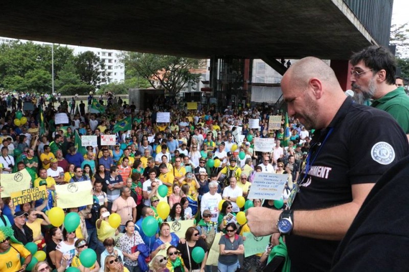 Marcelo Reis, administrator of the Facebook page "Revoltados On Line", on a protest in São Paulo in November. Photo posted by Revoltados Online.