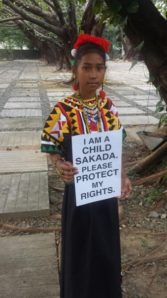 تحمل الطفلة بيتانج لافتة نصها "أنا الطفل العامل". الصورة من صفحة فيسبوك Jhona Ignilan Stokes