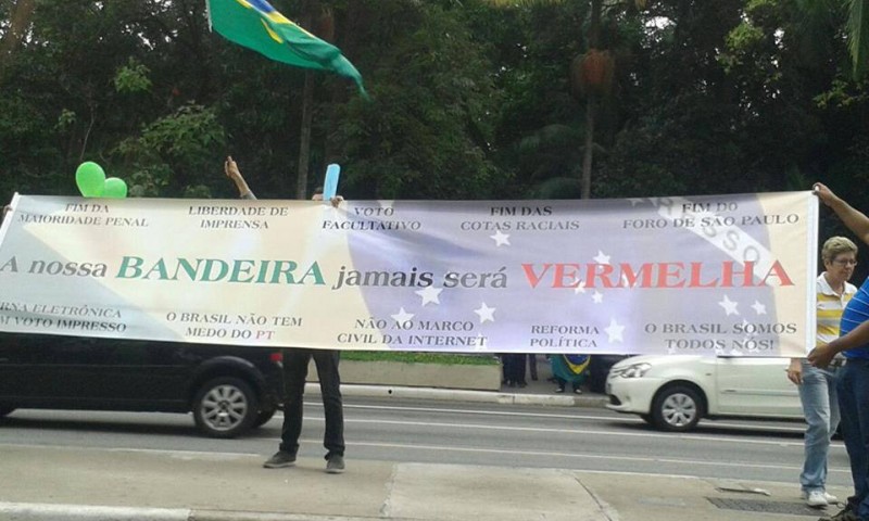 A banner on a anti-Dilma protest in November: "Our flag will never be red". They also demand: "the end of Marco Civil".