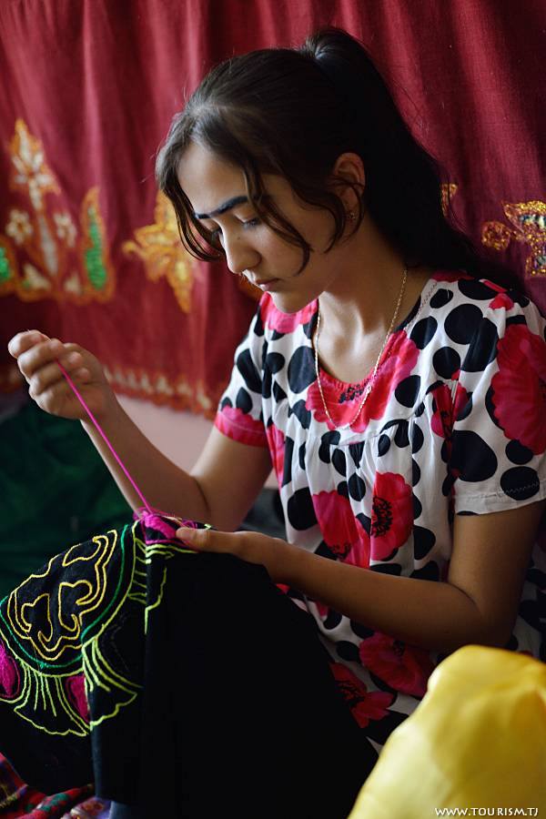 タジキスタンは色彩豊かな手工芸生産で知られる。撮影：Bahriddin Isamutdinov