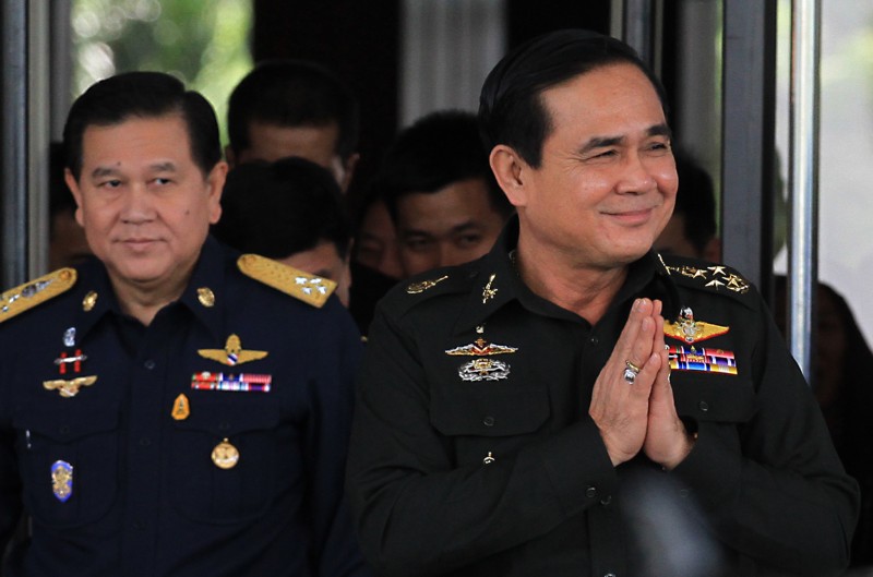 File photo of General Prayuth Chan-ocha (right), the incumbent Prime Minister of Thailand. 쁘라윳은 태국에서 계엄령을 대체하는 새로운 국가보안법에 서명했다. Photo by Vichan Poti, Copyright @Demotix (9/4/2014)