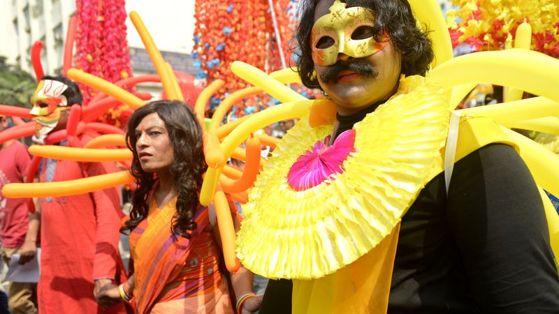 Народ в красочных костюмах на  Мангал Шобхаджарта (шествие). 