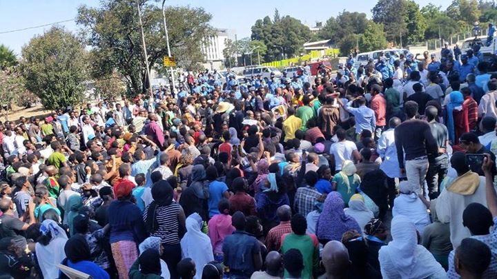 Ethiopians marching to the Ministry of Foreign Affairs following the beheading of fellow Ethiopians in Libya. Photo source: Ethiopian DJ Facebook page. 