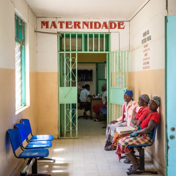 L'attente à l'extérieur de la maternité de l'hôpital de Chokwe. Crédit: Bridget Huber. Publié avec l'autorisation du PRI