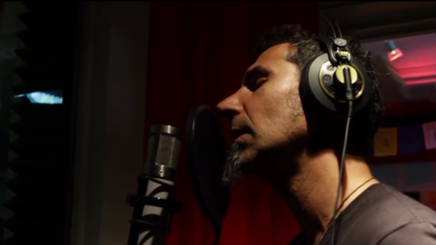 Serj Tankian performing in "100 years". Source: Screenshot of the music video.
