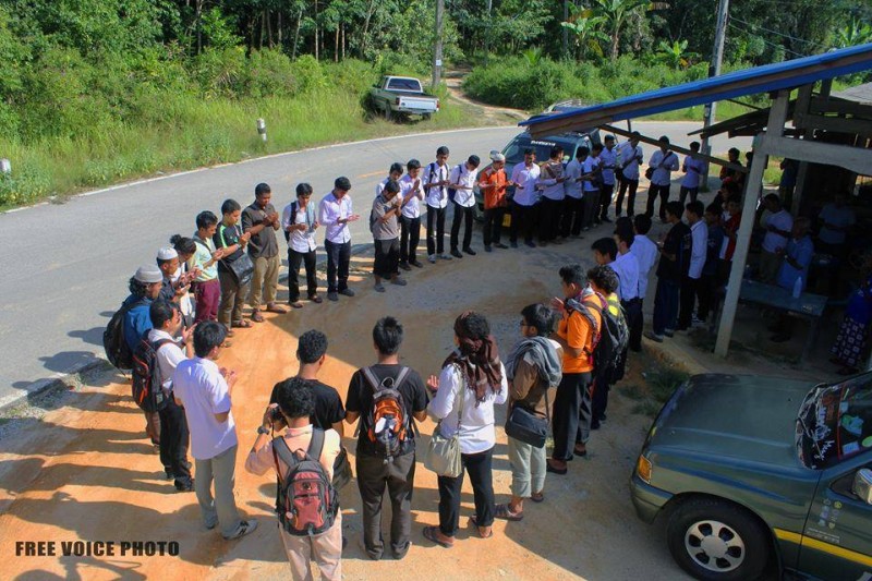 Students and young people offering prayers for the safety of the detainees. Photo from Free Voice.