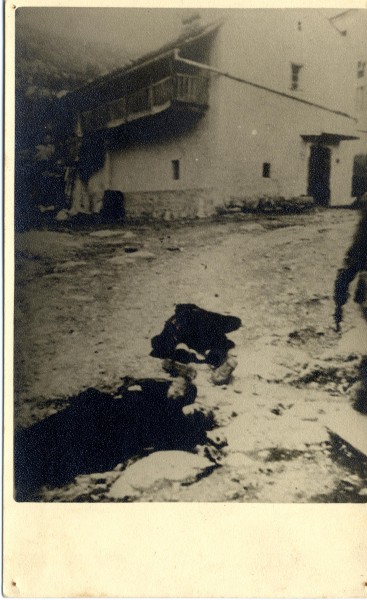  Жертвы, тела которых позже были собраны и сожжены. Оригинал фотографии, любезно предоставленный Морским музеем и музеем истории хорватского побережья Риека, и размещены с его разрешения