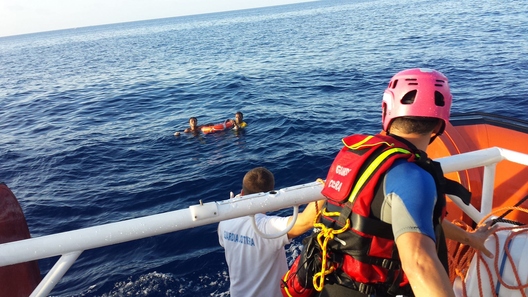 Un guardacostes italià rescata dos dels 156 supervivents de la tragèdia del 3 d'octubre a l'illa de Lampedusa. Fotografia d'UNHCR amb una llicència Creative Commons BY-NC 2.0