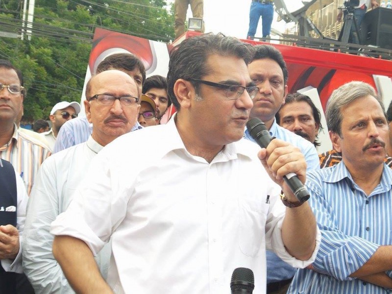 Senior Journalist Amir Zia speaking to protesters in Karachi Photo Credits - Stand with BOL 