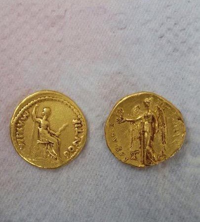 Syrian gold coins on sale on a Facebook page. Photograph shared on Twitter by @zaidbenjamin