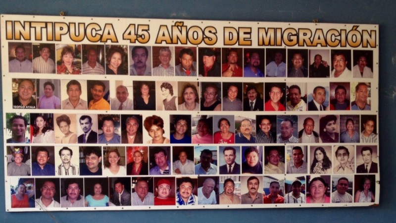 Plakát v kulturním centru Intipucy oslavující 45. výročí od doby, kdy první migrant opustil město směrem do USA. Autorkou fotografie je Ruxandra Guidi. Uveřejněno se svolením PRI.