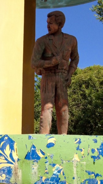 Socha Sigfreda Cháveze v Parku migrantů Intipucy. Autorkou fotografie je Ruxandra Guidi. Uveřejněno se svolením PRI.