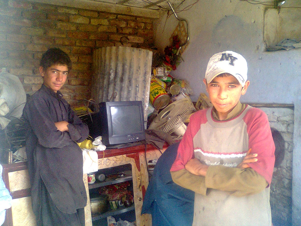 Jummah y Razzaq, niños trabajadores. Foto de Sami Parvez, utilizada con su permiso.