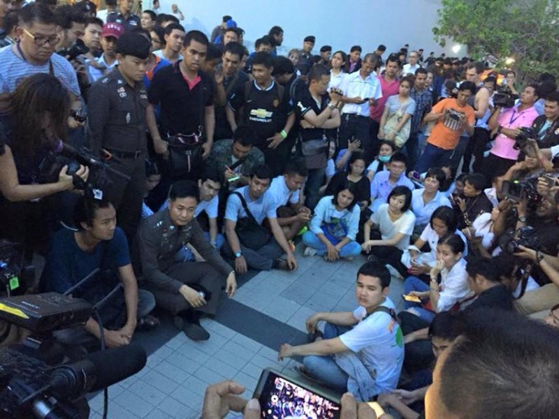 Studentské shromáždění na náměstí během výročí státního převratu. Později došlo k zatýkání. Fotografie z facebookové stránky LLTD.
