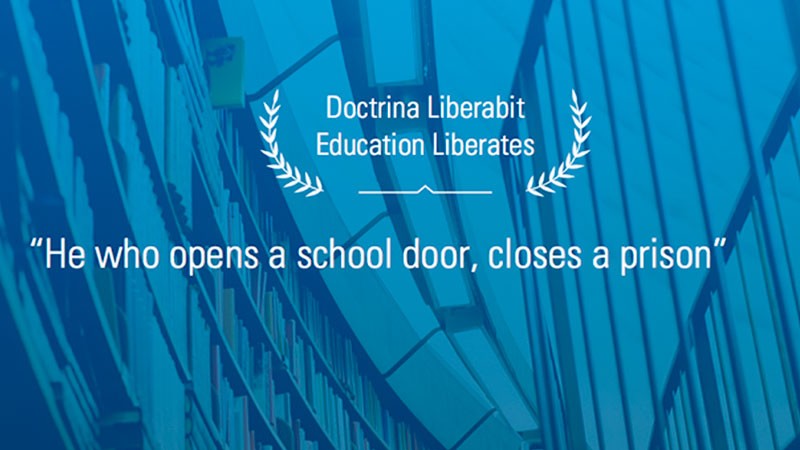 「学校の扉を開ける者は、刑務所への扉を閉じる」ウィングス大学ホームページのバナー
