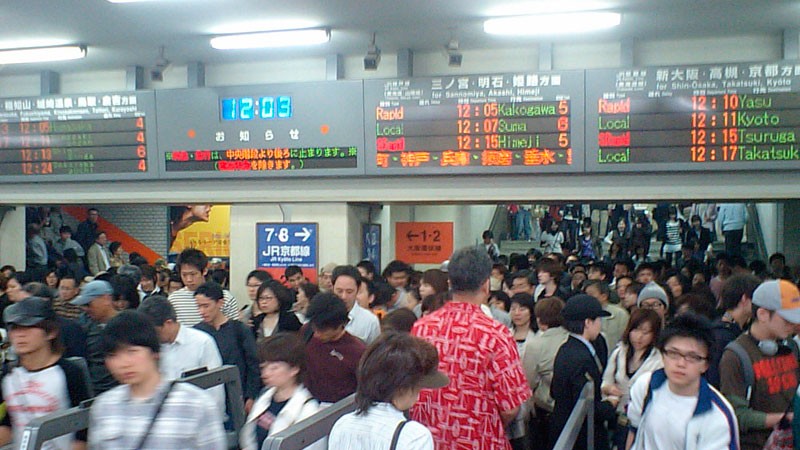 2007年5月黄金週大坂JR车站人潮，照片由Chris Gladis 提供，CC 2.0.