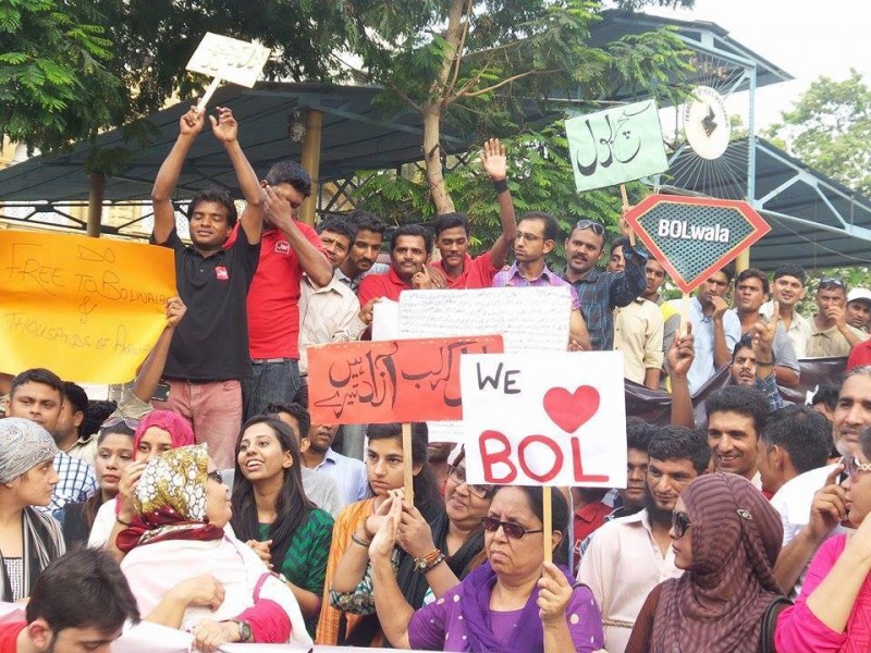 Protest against license cancellation of media group BOL in Karachi