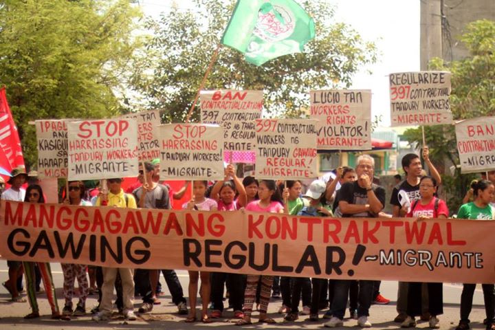 Na transparentu je napsáno: „Upravte zákony pro smluvní pracovníky!“ Zdroj fotografie: ST Exposure