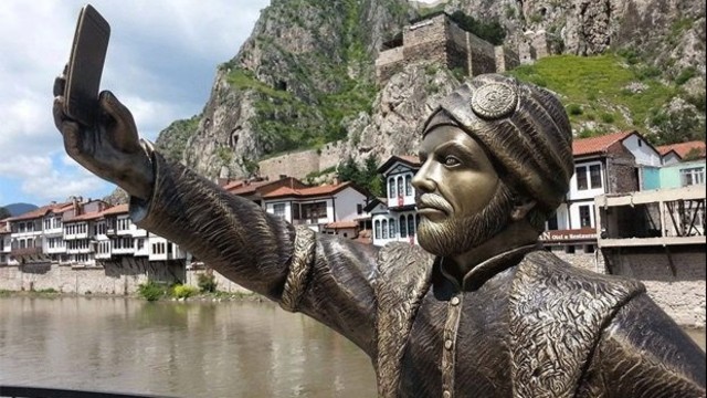 Amasya, Turkey. The statue of a selfie taking Ottoman Prince, constructed by the Municipality. Image taken from mynet. Link: http://img7.mynet.com.tr/hbr/2015/05/09/070419302/29236797-640x360.jpg