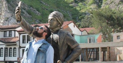 Amasya, Turkey. A man pretending to take a selfie with the statue. Image taken from Onedio. Link: http://img-s2.onedio.com/id-554e1e98e9ca6be372dc946b/rev-0/raw/s-74c2baf3b1ff91ebdc8c7d8ae5f58796b2c45b30.jpg