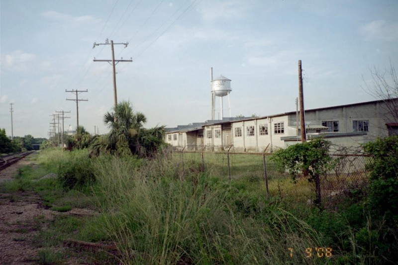 Часть бывшего ипподрома Ten Broeck Саванна, Джорджия, в настоящее время принадлежит Bradley Plywood Corporation