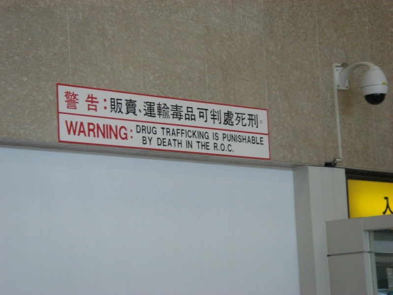 A sign in Taiwan's airport warns that drug trafficking is punishable by death in Taiwan. Photo by Flickr user Eddie Gustavsson. CC BY-NC 2.0