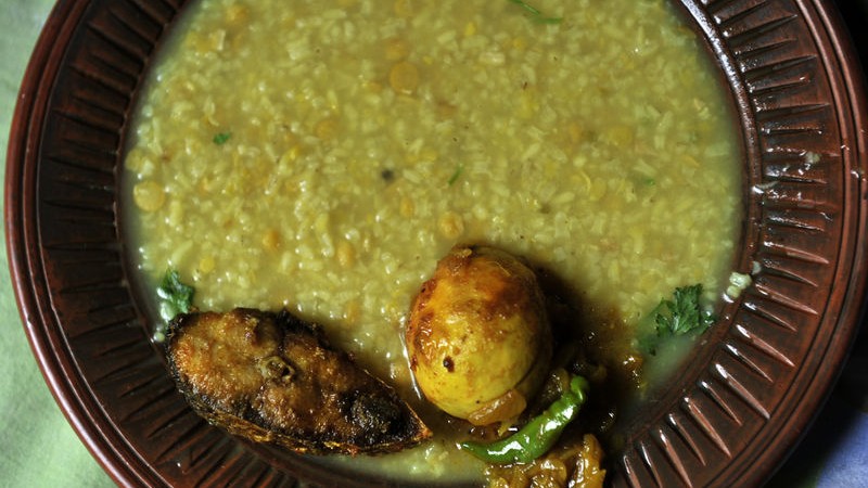 Special food of rainy days. Khichuri, Hilsa and Egg bhuna. Images by Mohammad Asad. Copyright Demotix (14/08/2014).
