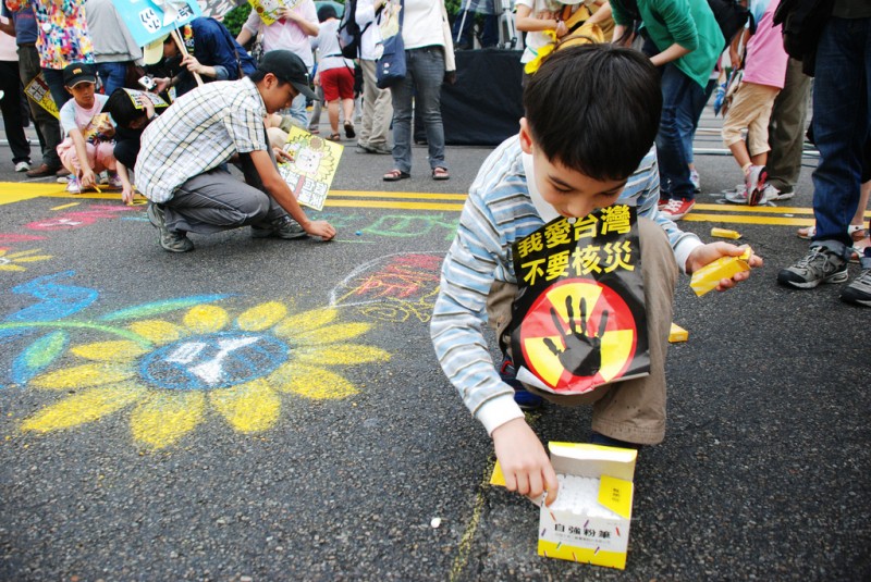 An anti-nuclear demonstration in April 2011. The card on the boy said 'I love Taiwan, and I do not want nuclear incident. This Photo is taken by coolloud.org. CC BY-NC 2.0.