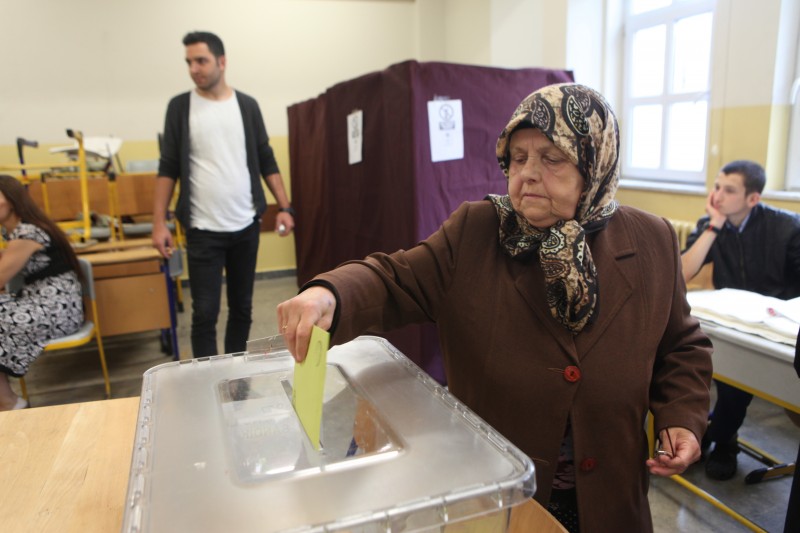 Voting in Turkey's crucial General Election commences on 7 June 2015. Photo by SADIK GÜLEÇ. Turkey, Istanbul. Voting in Turkey's crucial General Election commences.