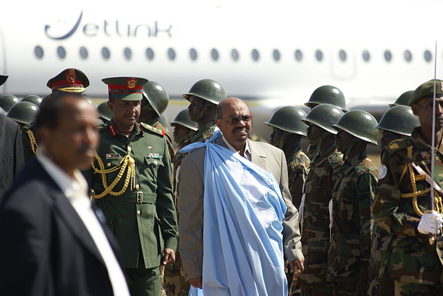 El presidente sudanés Omar al Bashir llega a Yuba (Sudán del Sur) en 2011. Foto publicada por Al Jazeera con licencia Creative Commons (BY-SA 2.0)