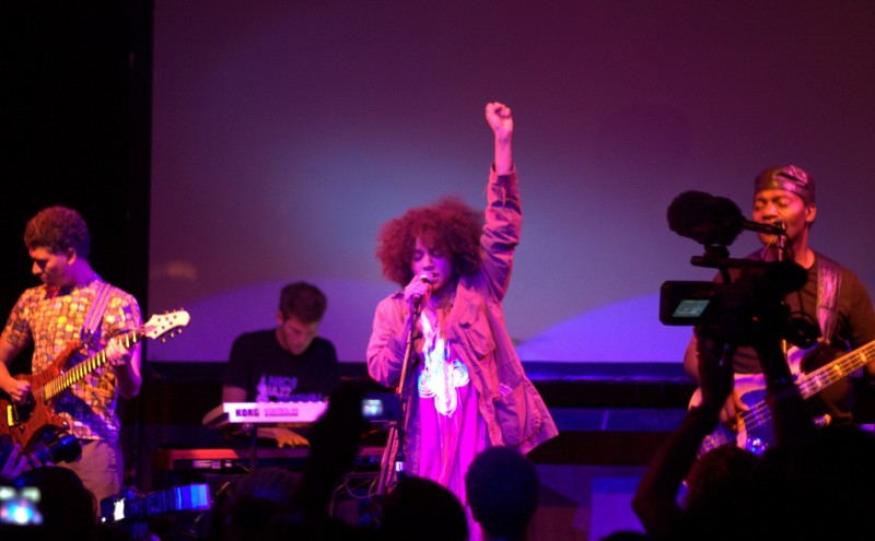 Nneka en el club Cargo de Londres, en 2009. Foto subida a Flickr por el usuario Andy Lederer. CC BY-NC-ND 2.0